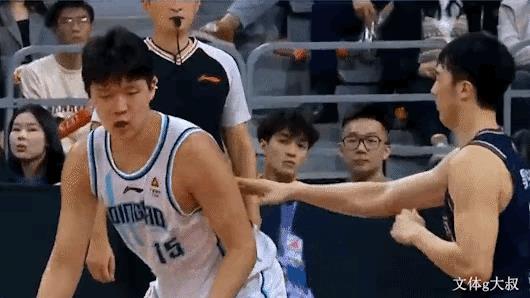 张明池一肘子把杨瀚森打进NBA了！自己却落寞的沦落到要去打野球！杜峰嘴里的打架和
