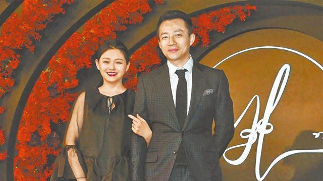大S女儿玥儿“守孝”装扮：白衣黑裤子现身寺庙，为妈妈祈福