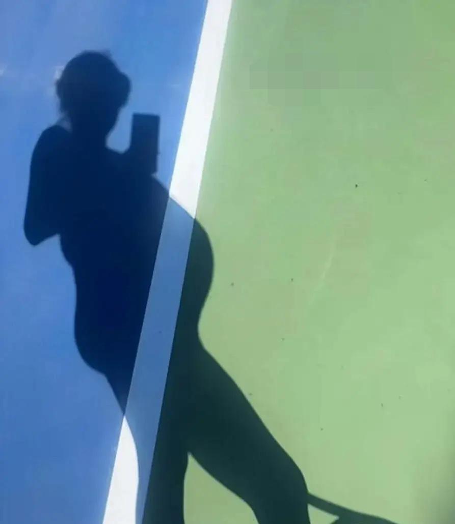 最近被谢霆锋妹妹刷屏了！谢婷婷穿着卡其色运动孕妇装在网球场自拍，影子里的肚子鼓得