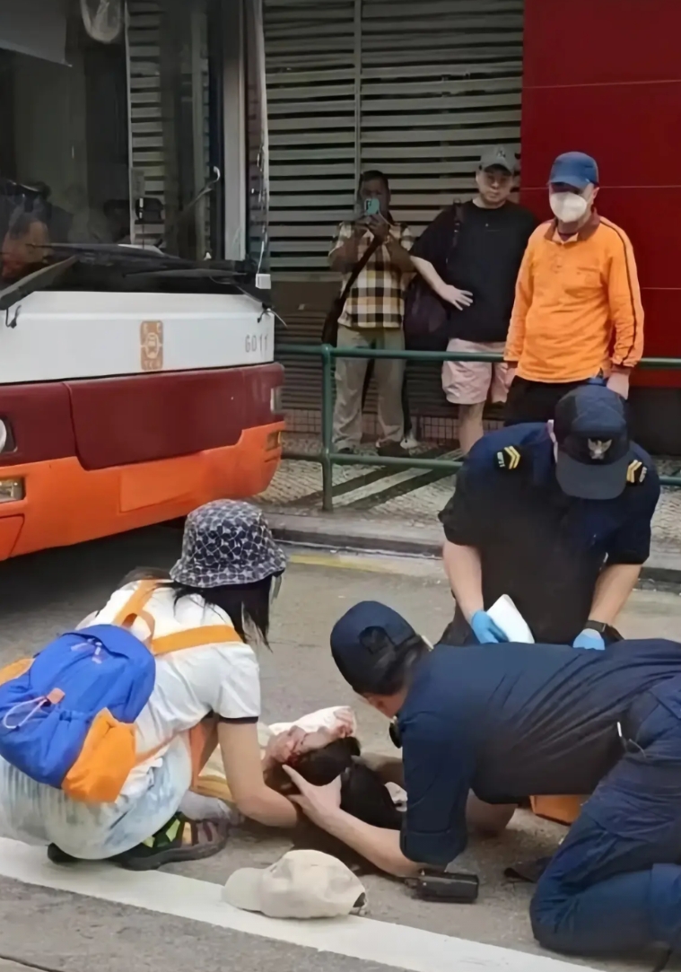 澳门“冷酷”的交通法规，反倒赢得了大片叫好声！

两名内地女子到澳旅游，横穿马路