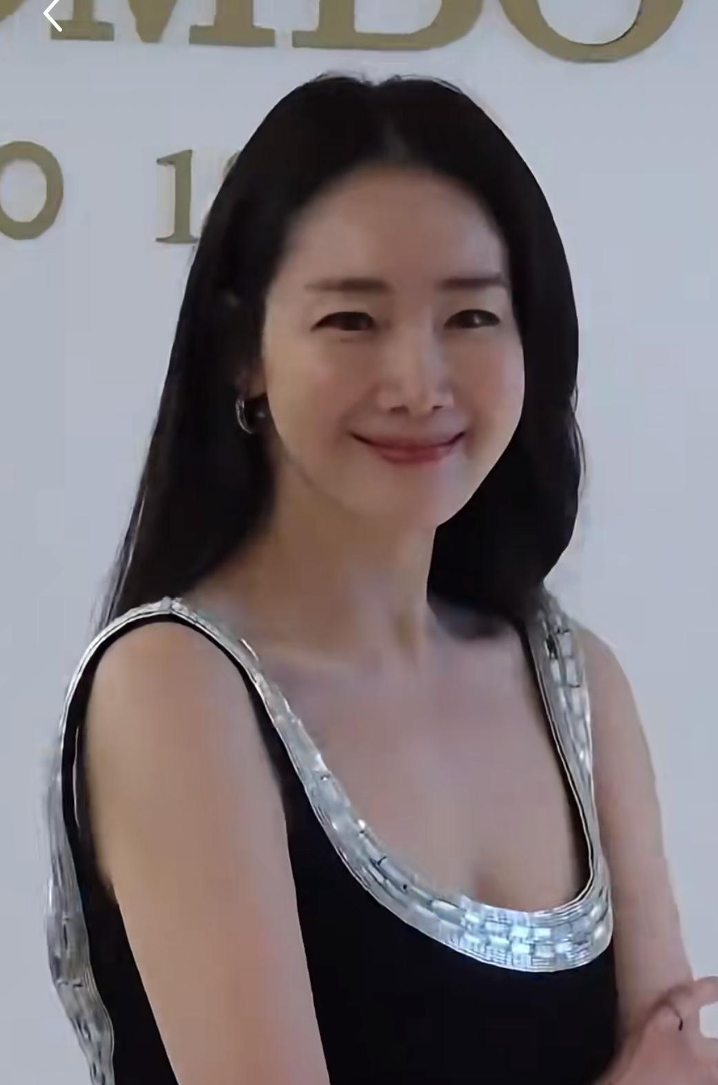 崔智友依旧美丽。中国有刘亦菲，韩国有崔智友，都是我最爱的。[憨笑]
二十年前在韩