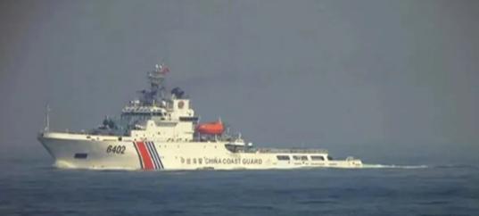 黄海发生激烈对峙！韩国海警船硬闯中方海域，妄图登上我渔业平台，结果下一刻彻底破防