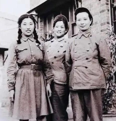 1937年地主捡回昏迷女兵，竟被要求替人养娃？这波操作太突然。河北乡间大宅门前传