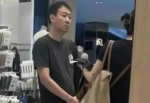 朱媛媛去世前逛街，当时以为辛柏青不耐烦，如今才看懂那是心痛！