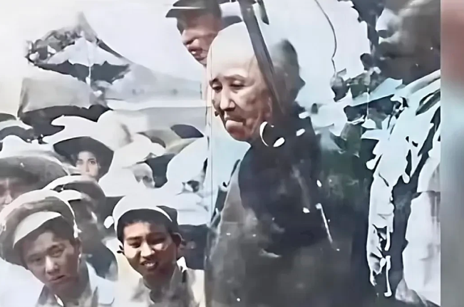 1950年，“双枪老太婆"赵洪文国被押赴刑场时拍下的照片。当时赵洪文国已经71岁
