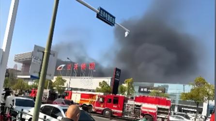 54岁段某因车辆配置争议点燃自制爆炸物致1死4伤，公众反思极端维权代价与公共安全漏洞