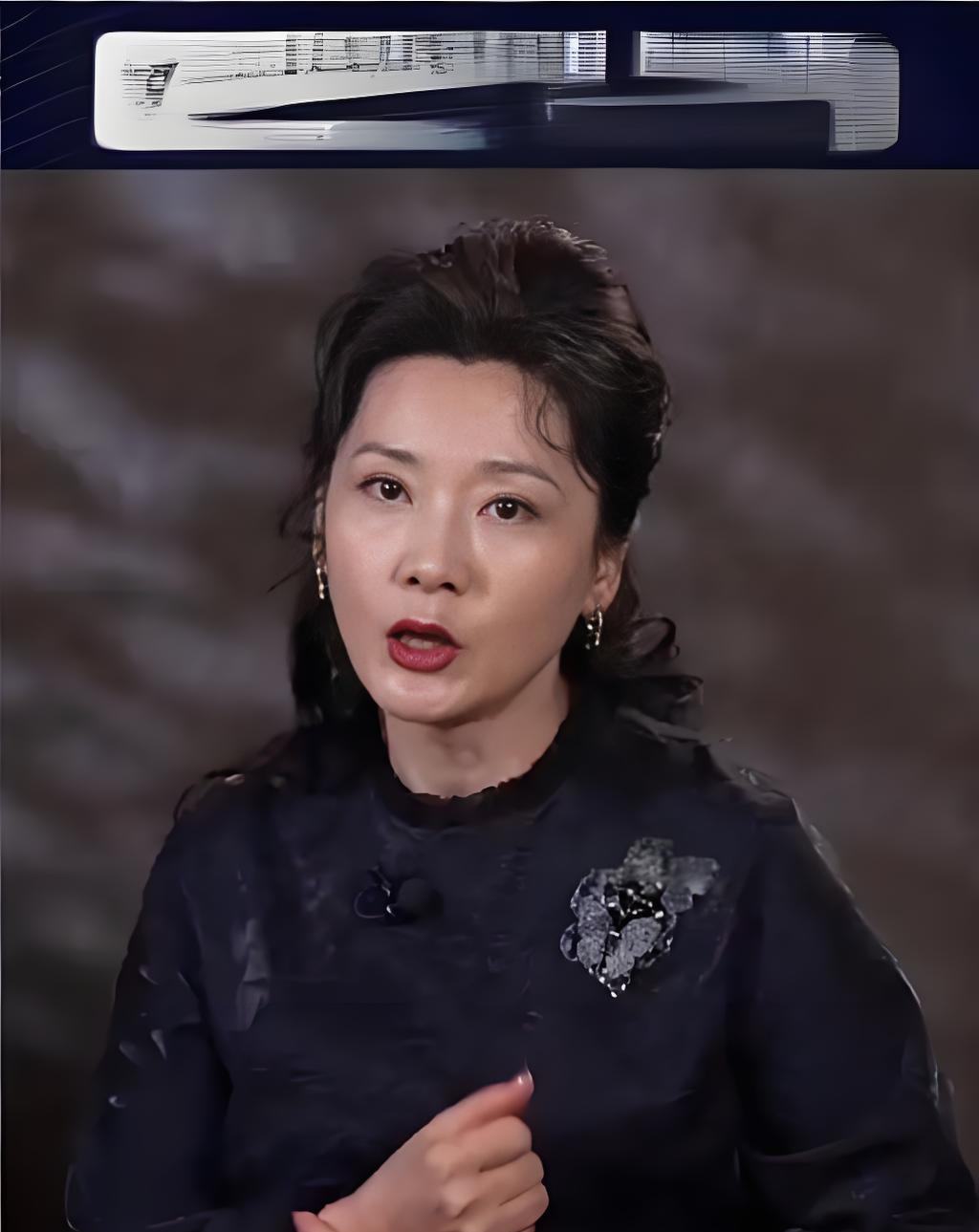 2025年9月25日，何赛飞观看《我的大观园》后对陈丽君赞不绝口，直言其表演“美