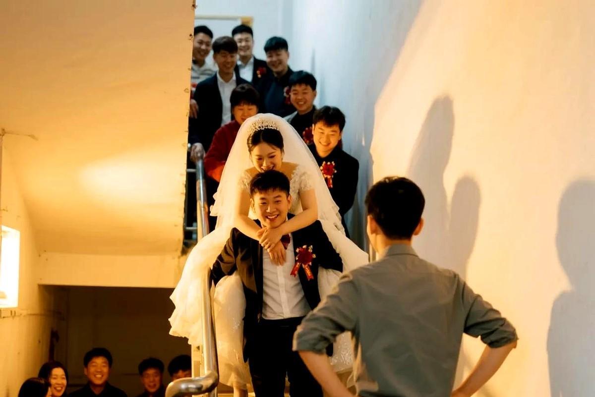 接亲上的一件事，让新郎看透了新娘一家人，放下新娘说：