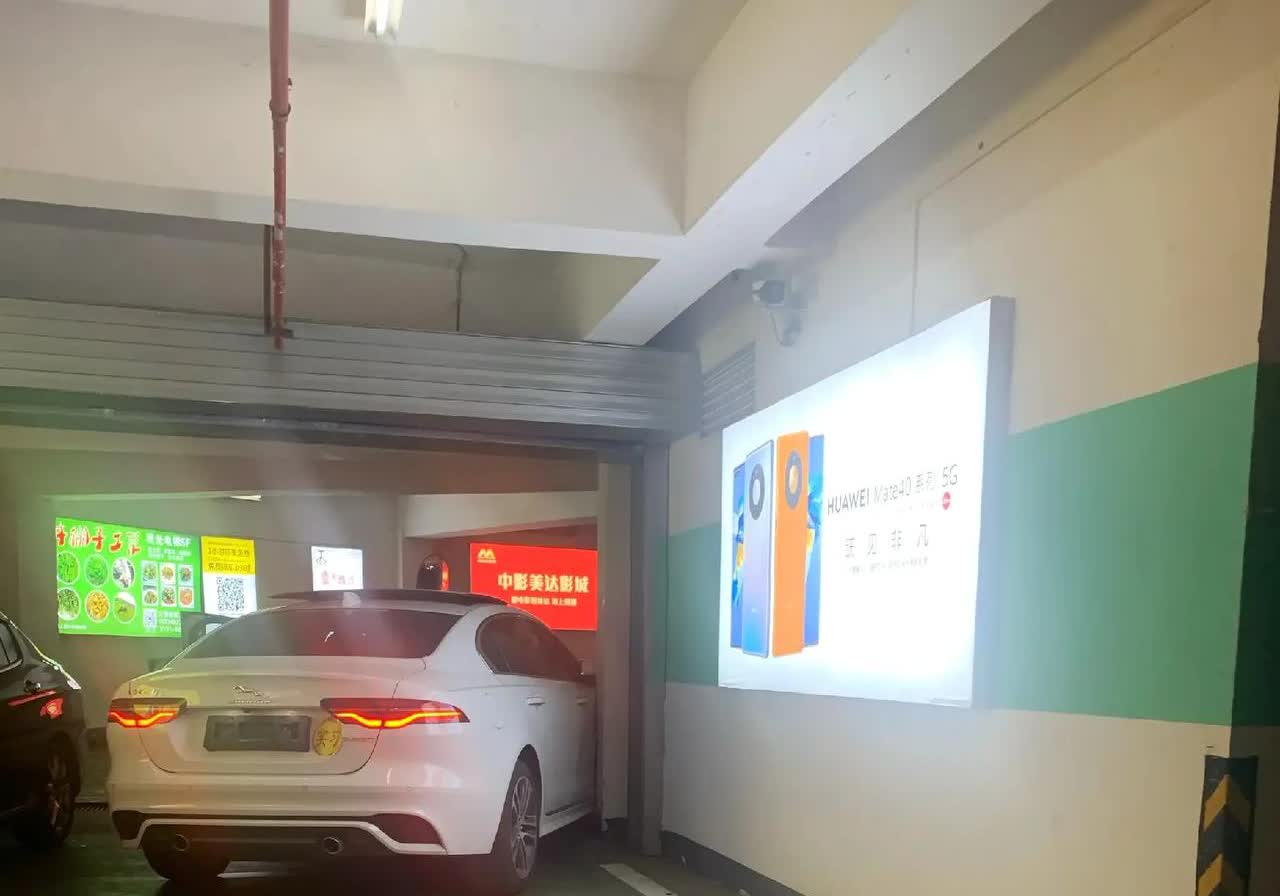 各位老司机们给指点一下: 未上牌的捷豹车主这时候该往左打方向还是往右打呢？是挂D