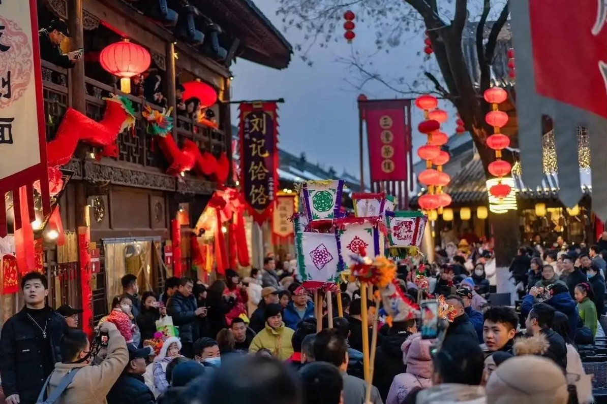 韩国最近宣布意图申遗中国的元宵节，这一举动引发了广泛的讨论和质疑。作为一个以泡菜