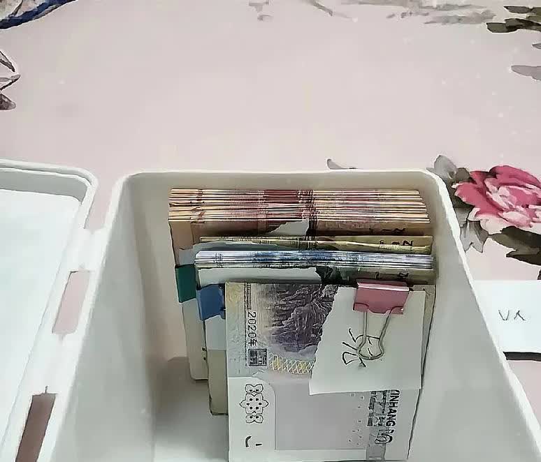 看哭了！青海，高考结束之后，有一名女子在整理女儿行李的时候，发现她跟丈夫给女儿的