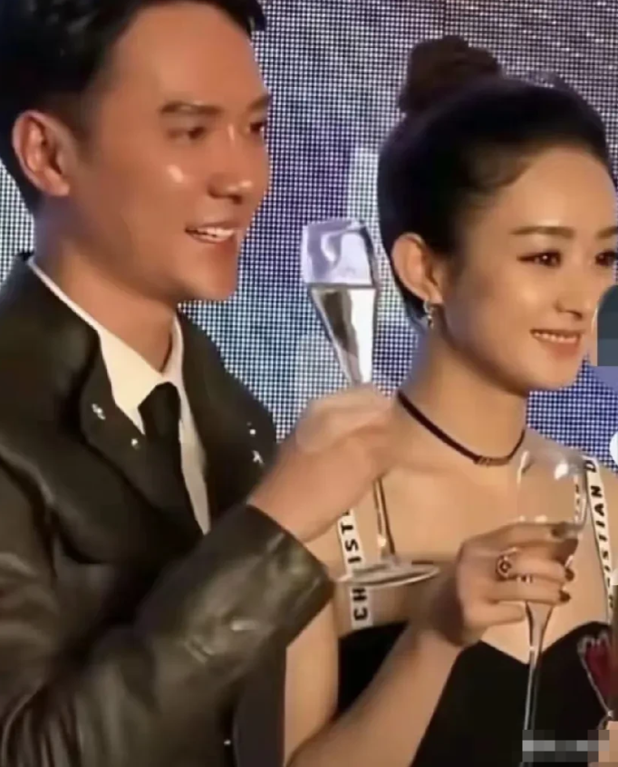 哇塞，帅哥美女同框了。男星英俊潇洒，风度翩翩，女生温婉娴熟，天生丽质。听说他们是