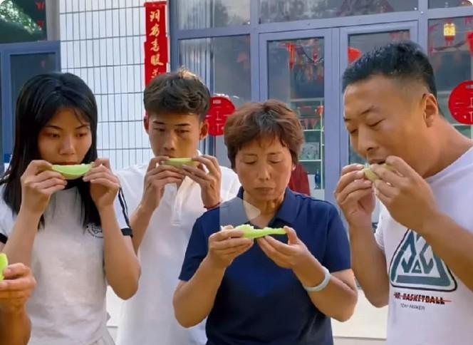 聪聪的婚礼已经圆满结束，媳妇也是非常贴心的，给大妮切好甜甜的瓜儿，媳妇贴心不光是
