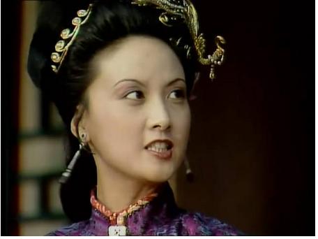 王熙凤在贾府的地位是高还是低？她和李纨的地位一样吗？