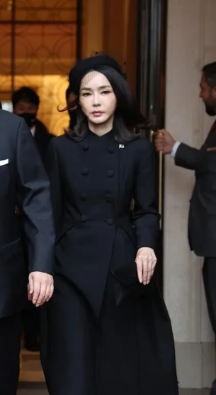 第一夫人进局子，韩国政坛“地震”了？金建希被捕背后藏着什么秘密？
 
最近韩国政