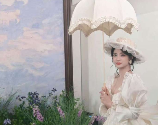 活动中的张雅钦，宛如闪耀星辰。精致的五官，高挑的身材，搭配精心设计的造型，活脱脱