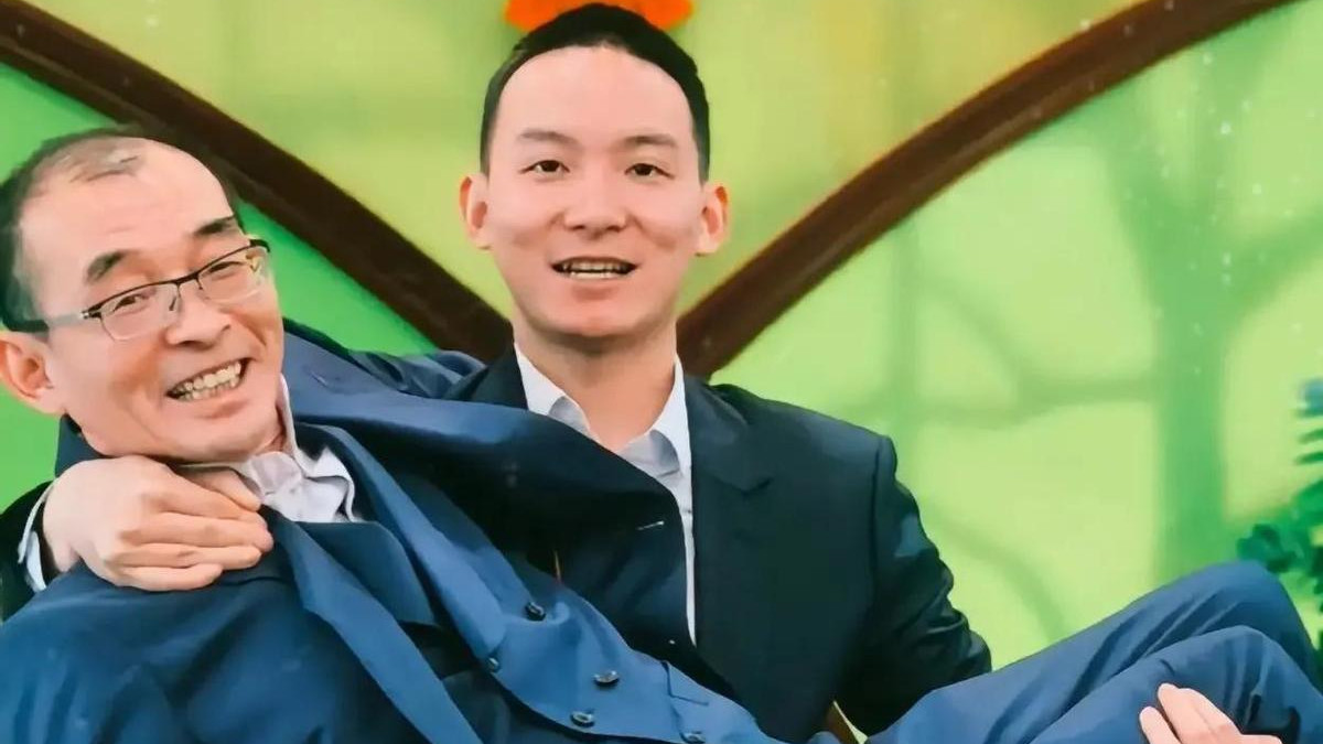 谢爸带货遭抵制！谢妈快递店曝光，网友高呼：只认亲妈！