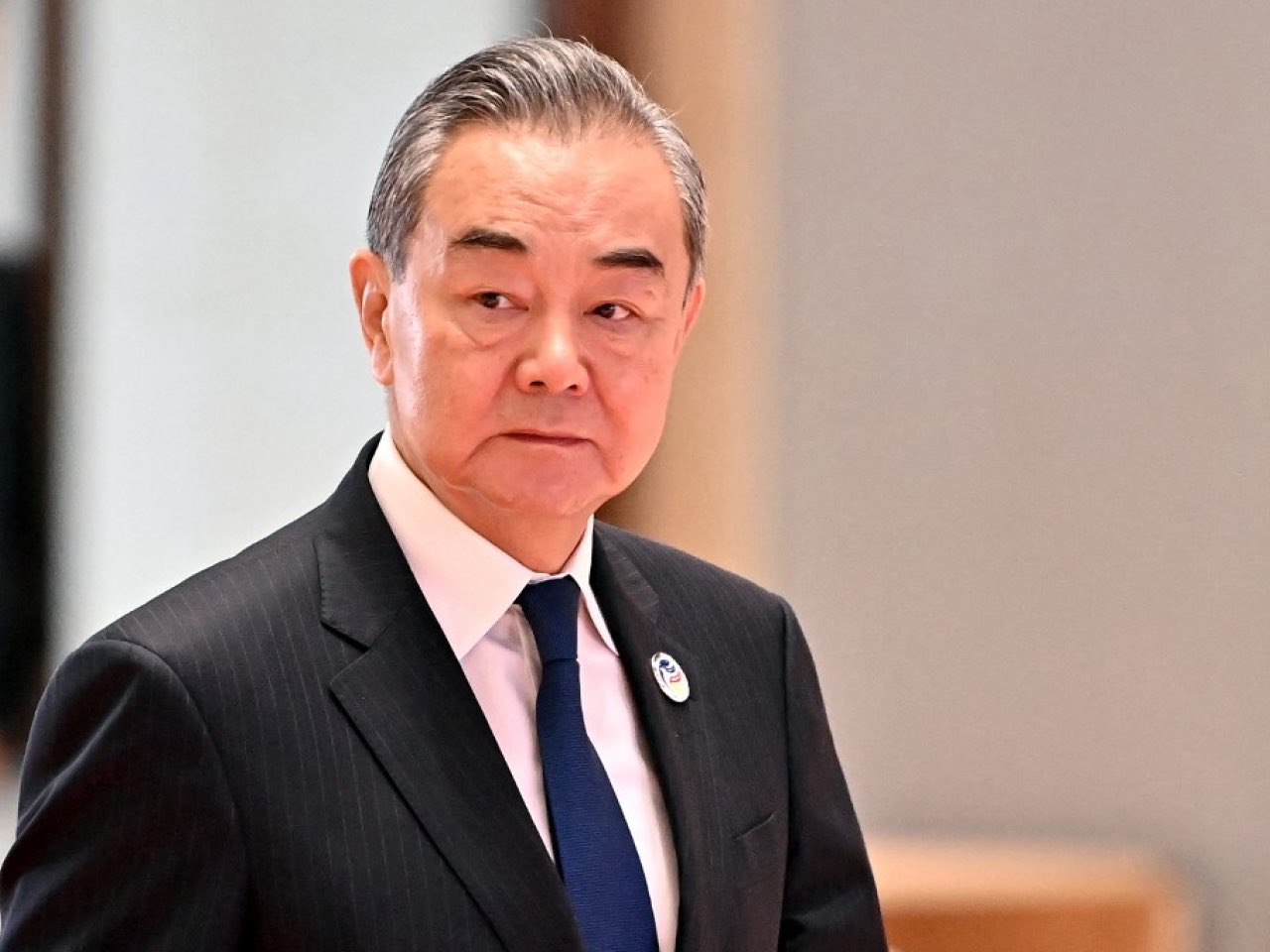 联合早报24日报道：“中国外长王毅星期二（6月24日）同伊朗外长阿拉格齐通电话，