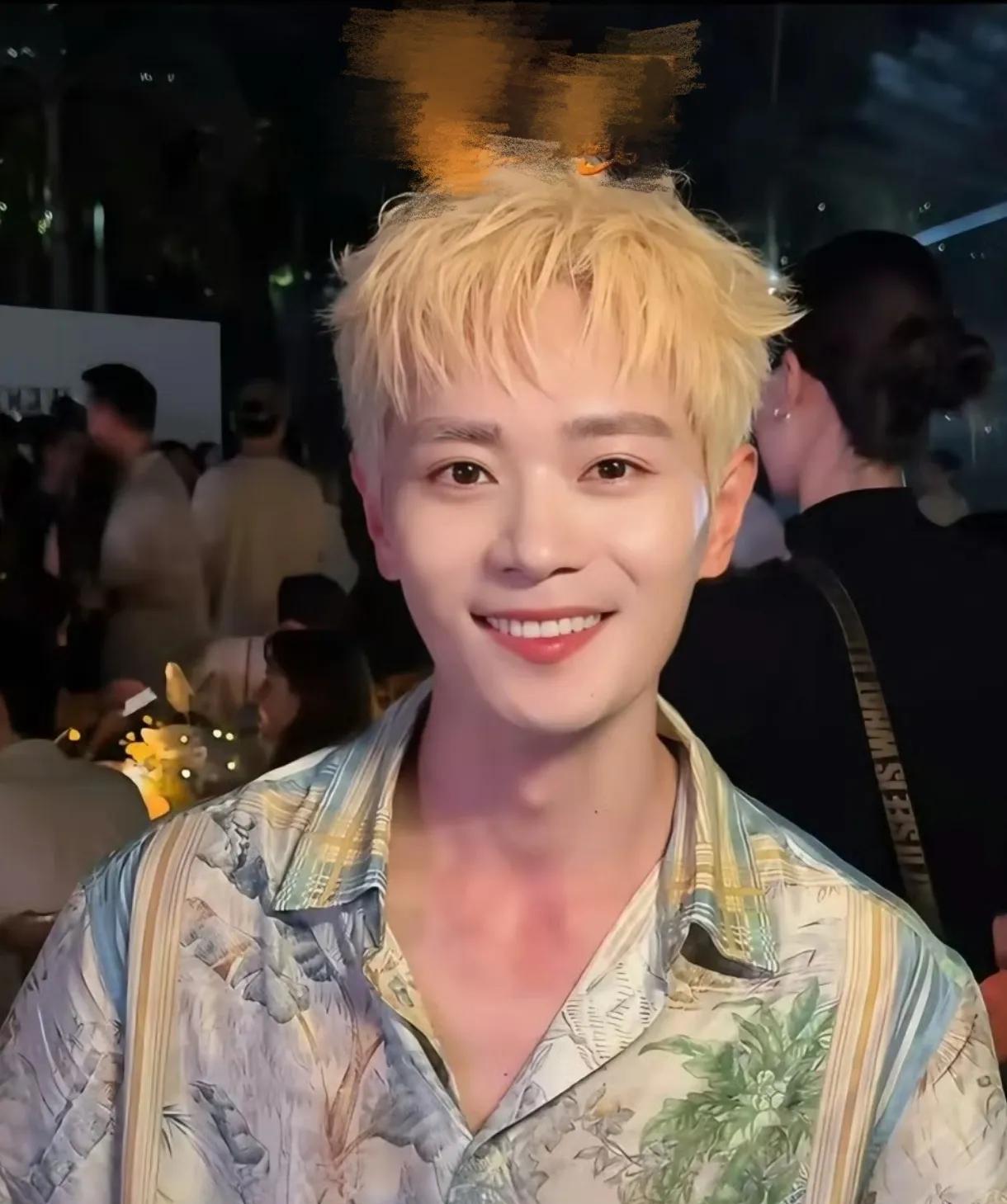 曹俊真的是娱乐圈的一股清流啊！
长相帅气，又特别有气质。
长得国泰民安的，肯定特