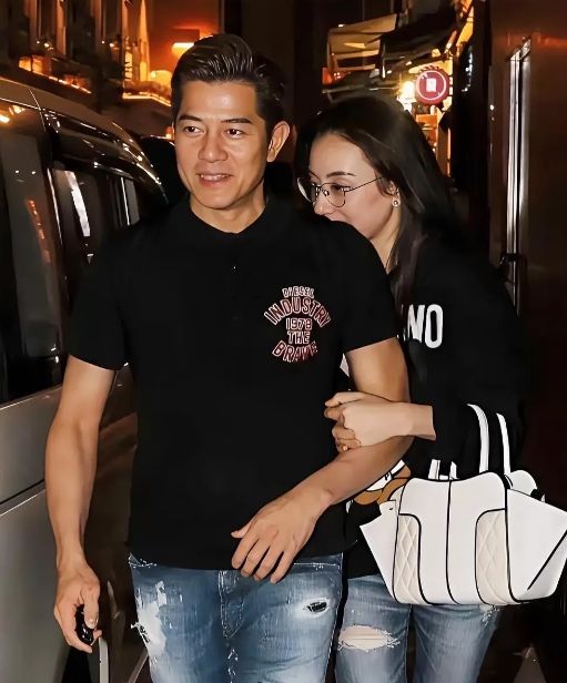 瞧瞧郭富城这对夫妻，那日子过得可真是蜜里调油，幸福得冒泡呀😆 你还别说，生活里