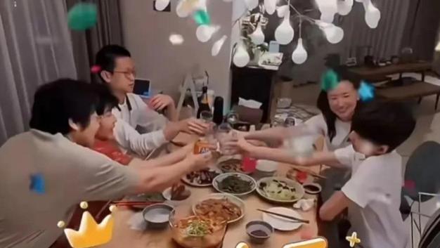 “有妈的孩子像个宝，顶顶生日乐翻天！”