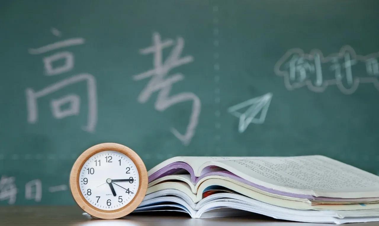 1335万人报名2025全国高考！
也就是说，2025年全国高考报名人数有所回落