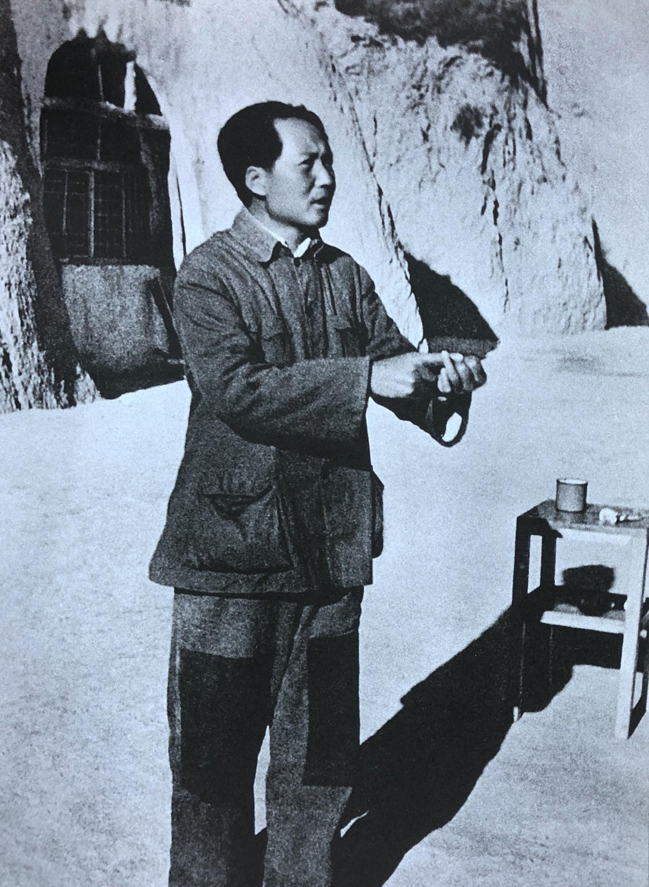 1942年吴印咸作品-艰苦创业，在延安给晋绥120师干部讲话