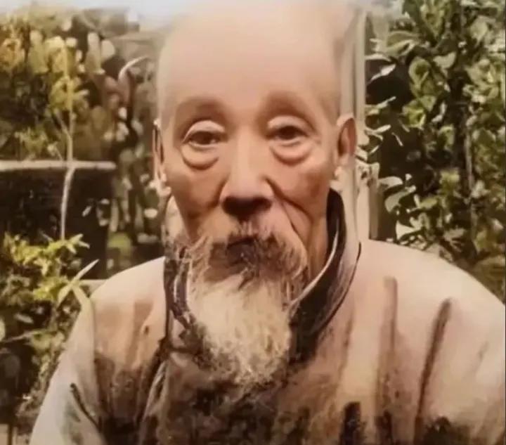 40年代，济南宏济堂创始人乐镜宇晚年，一张罕见的留影，他是《大宅门》中