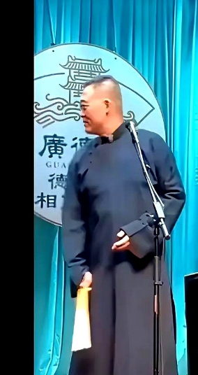德云社一行人飞抵新加坡，那接机现场，简直就是“大型打脸现场”！

郭德纲刚现身，