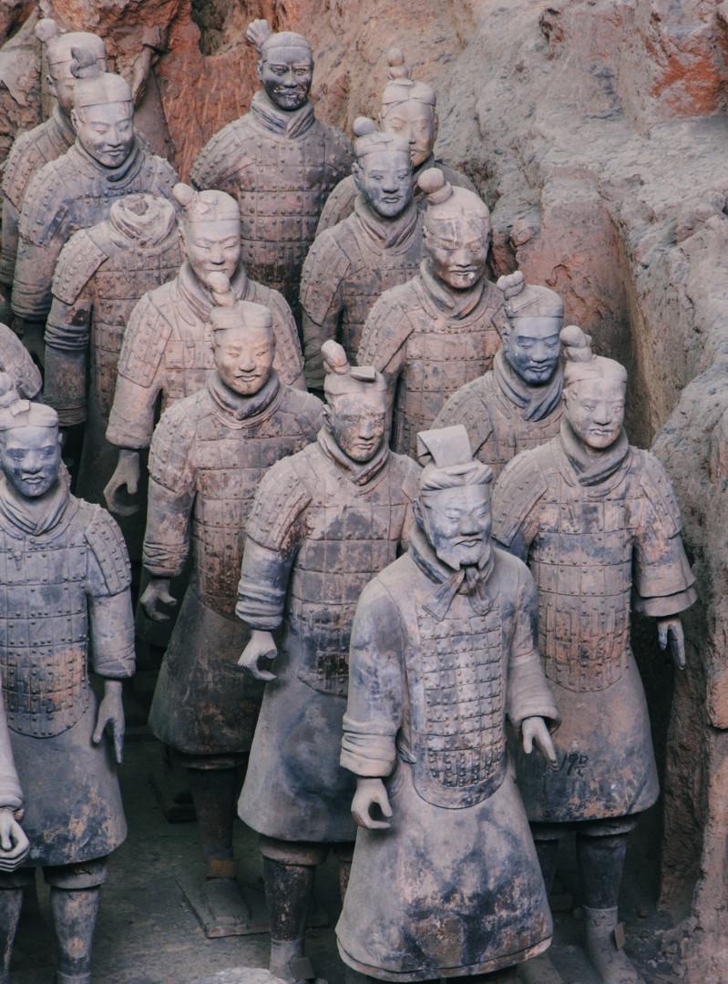 秦始皇的兵马俑到底藏了什么秘密？揭秘古代最震撼的地下军队！当提起秦始皇这个名字，