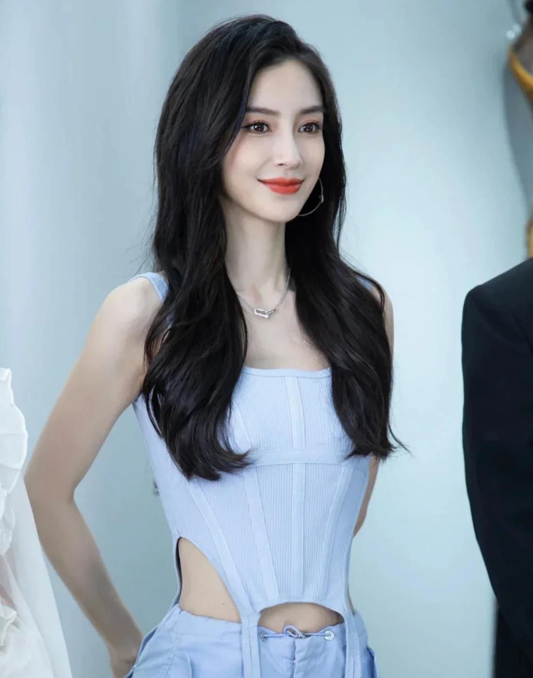 看来一段已经不好的婚姻结束是对的，
离婚后的baby颜值没上限了，
精致美得像个