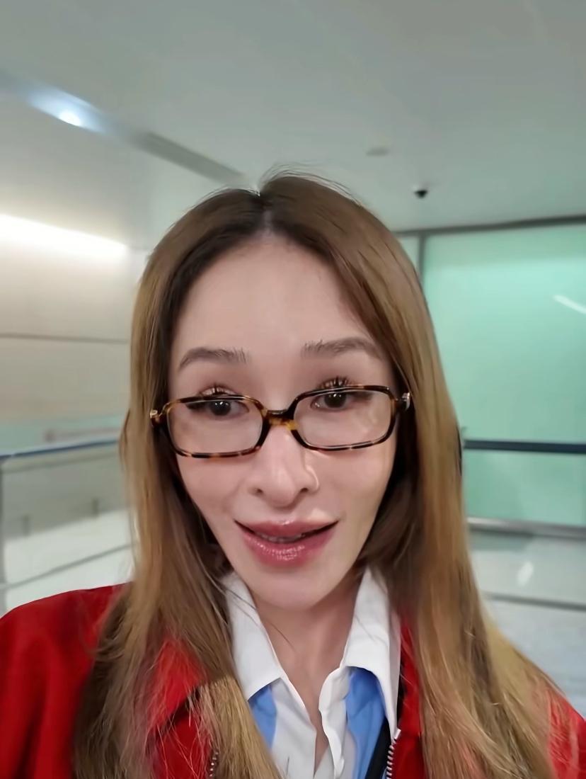 46岁的萧亚轩，
其实只是年纪大了，
她本人一直比较瘦，
所以总被人吐槽样貌。
