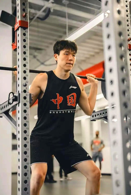 看杨瀚森与周琦日常训练照片，高低立下立竿见影！

周琦在休斯顿那会儿场均1.2分