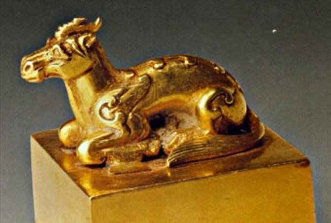 1993年，郭新科在墓中将一颗800克的皇后金印吞入腹中，回家后，他喝下一大壶香