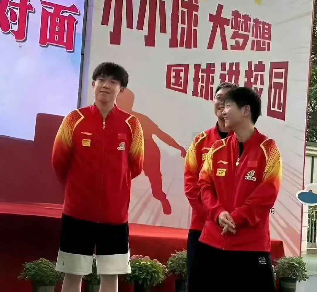孙颖莎侧身看着王楚钦笑了起来。
莎莎和大头说大家都穿长衣长裤+外套，你咋穿短裤