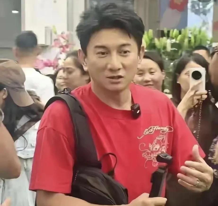 56岁的吴奇隆状态好得不得了，真是让人惊叹！他年过50，状态跟印象中没差多少。