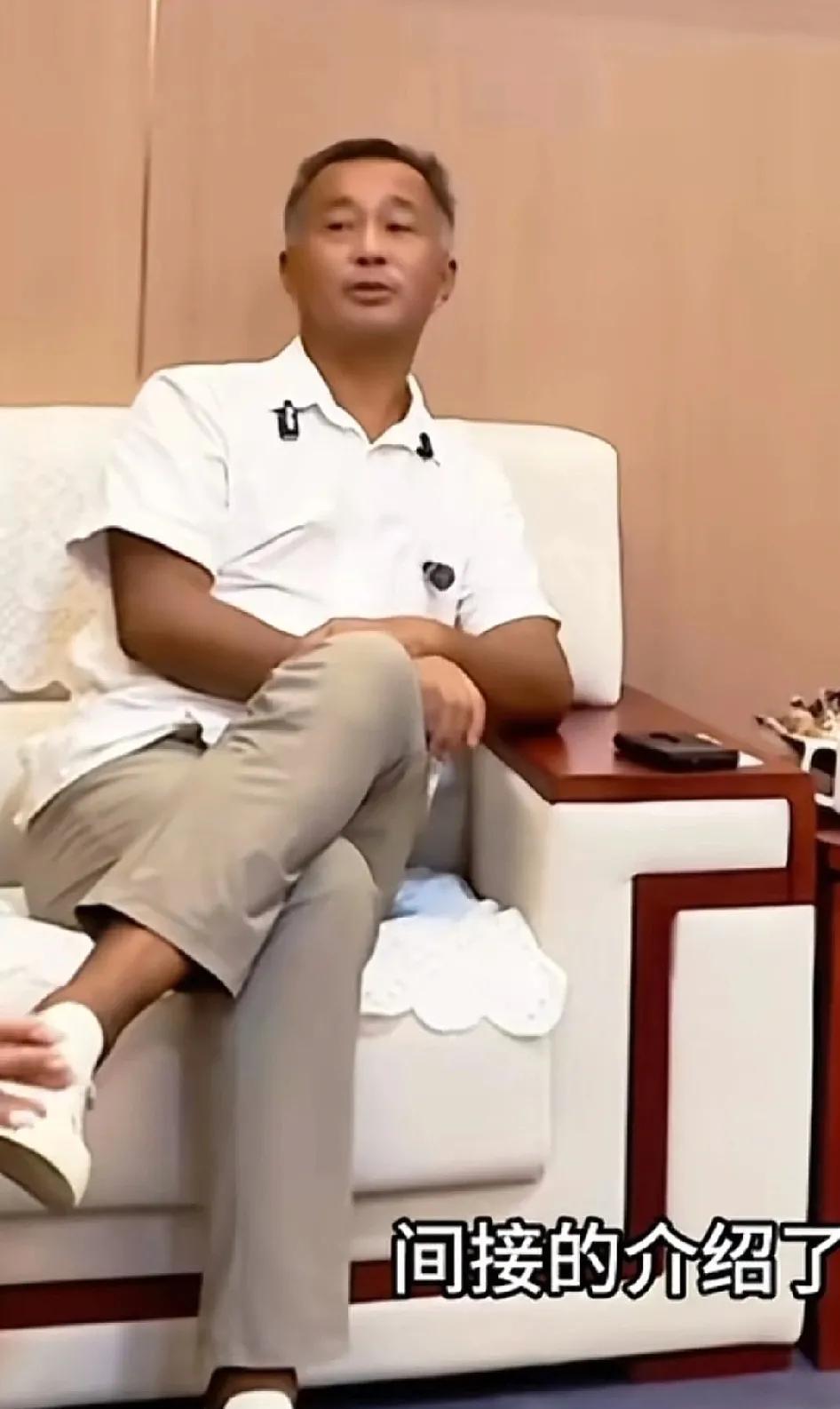 黑粉说沈巍翘尾巴了坐姿吊儿郎当，其实那是泸派翘脚式坐姿，老师到底是上海人，正式场