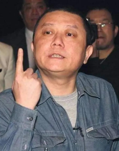 2003年，冯小刚筹拍《天下无贼》时，老是审核不通过，他向王朔求救，王朔瞄了一眼