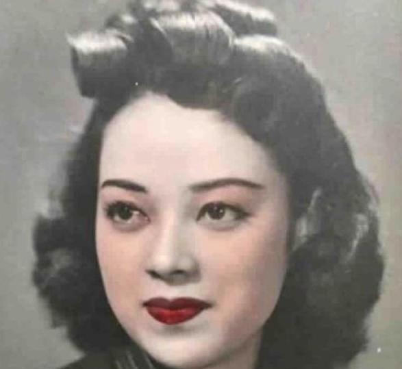 1945年，女汉奸李香兰将被执行枪决，谁料，临刑前她突然解开胸口扣子，从胸前掏出