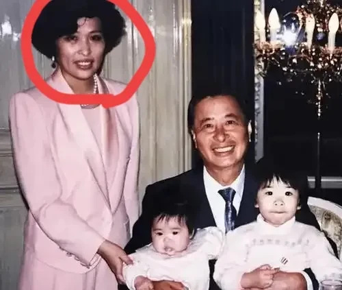 李兆基专注事业爱家爱老婆











震惊！顶级富豪李兆基竟然单身40