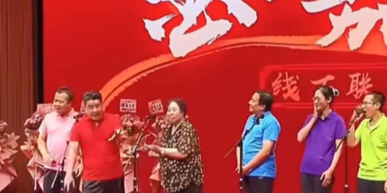 听云轩的线下金粉嘉年华，马贵荣老先生带着几位粉丝合作说了一段群口相声，不得不说，