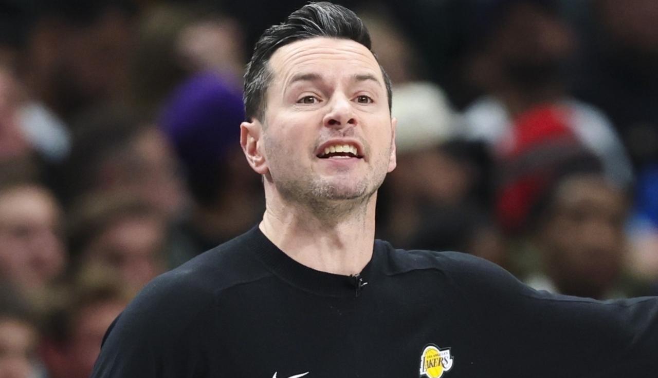 雷迪克勉强及格吧
湖人自媒体Lakers今日在社交媒体上晒出一张湖人主教练雷迪克