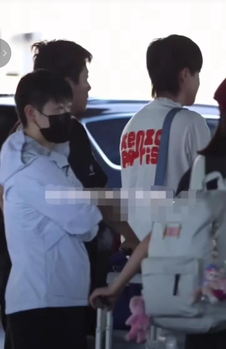 怎么天还没亮？注意安全哦！莎莎紧跟在两位哥哥的后面！国乒起落平安，顺利抵达目的地