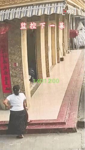 大概率是孩子他妈，偷小孩不可能这么不专业[捂脸]