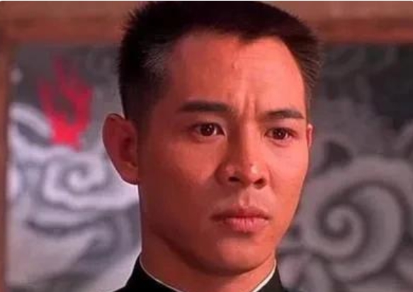 当年，李连杰给大哥开出120w的年薪，记者前去采访，却被二哥拿着扫帚轰出了门:“