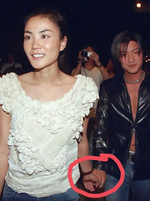 我问我妈，
为什么谢霆锋这么爱王菲？
我妈说你没发现吗，她身上有一种独特的气质，