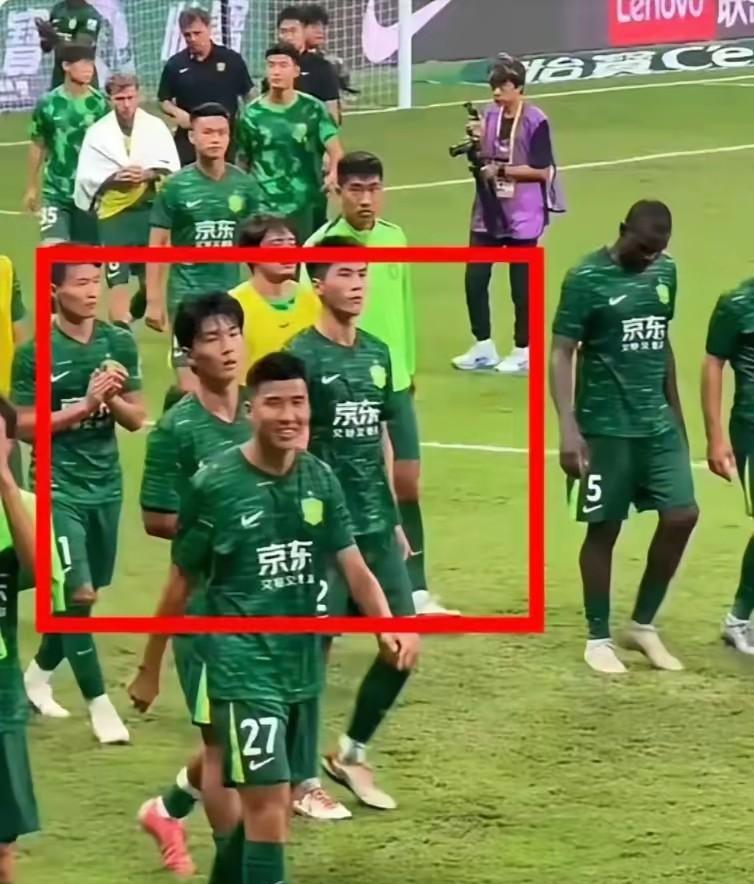 国安不敌海港赛后谢场，王刚满脸笑意被批，球迷怒斥不知羞耻！
本轮国安主场迎战上海