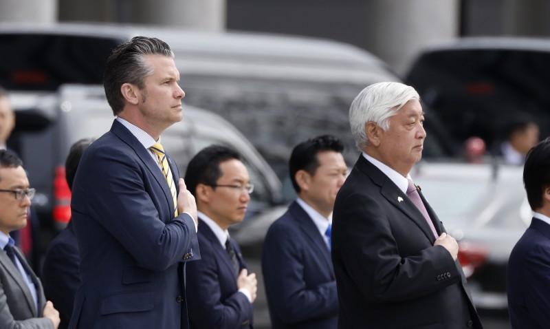 【美防长要求“日本在‘西太危机’时站在最前线！”日防卫大臣脸色凝重】美国防部长赫
