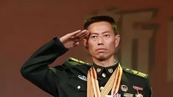 将军都要敬礼？享受师级待遇的超级兵王，一级军士长有多硬核？