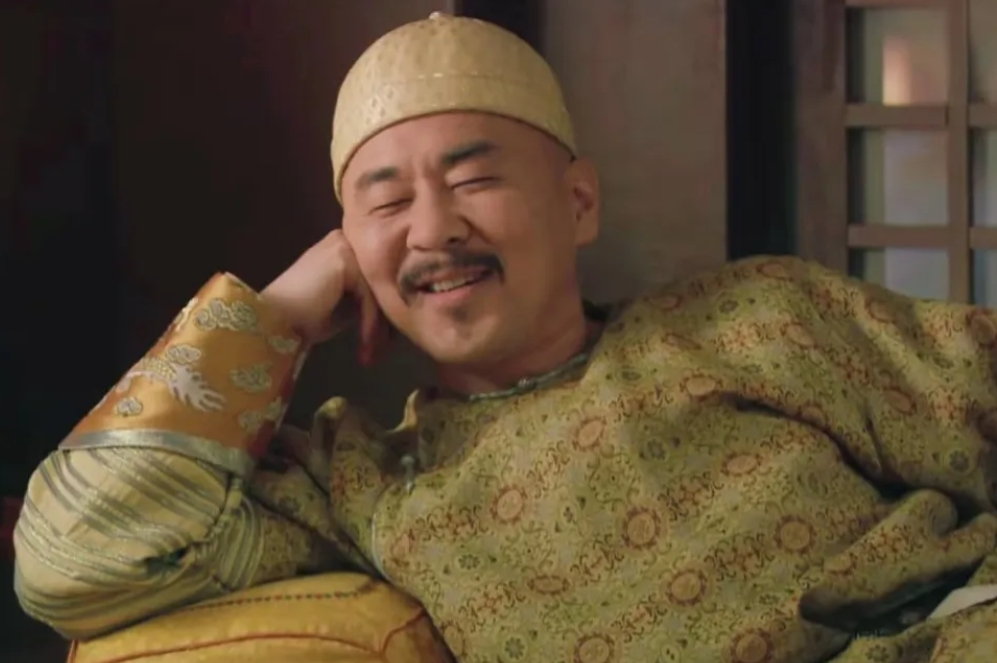 甄嬛传中的皇上其实挺招人恨的，有时候说的话再配上他的脸真的很容易让人引起生理不适